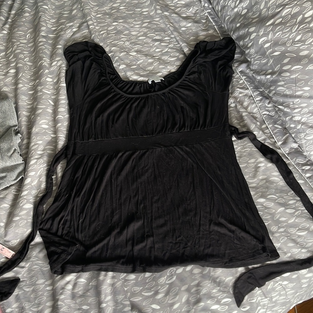 New York and Company black scoopneck with tie in the back shirt